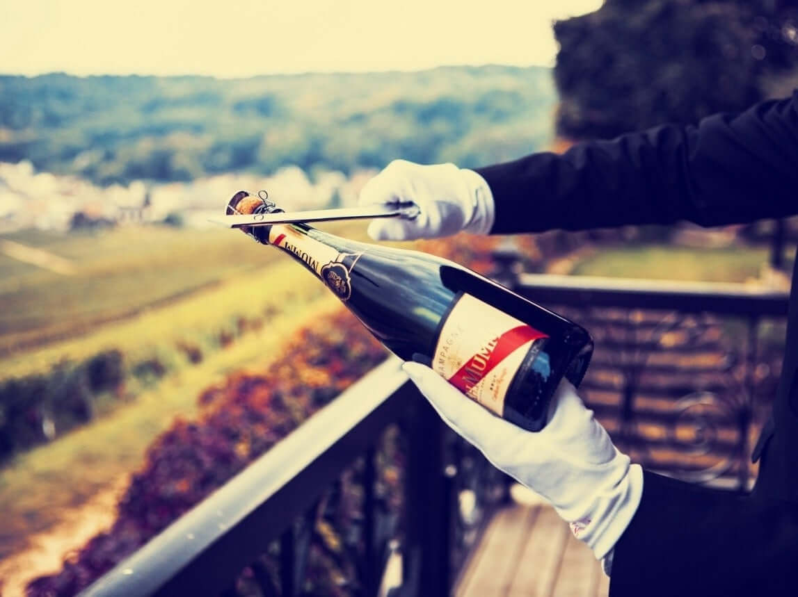 Come sciabolare una bottiglia di champagne