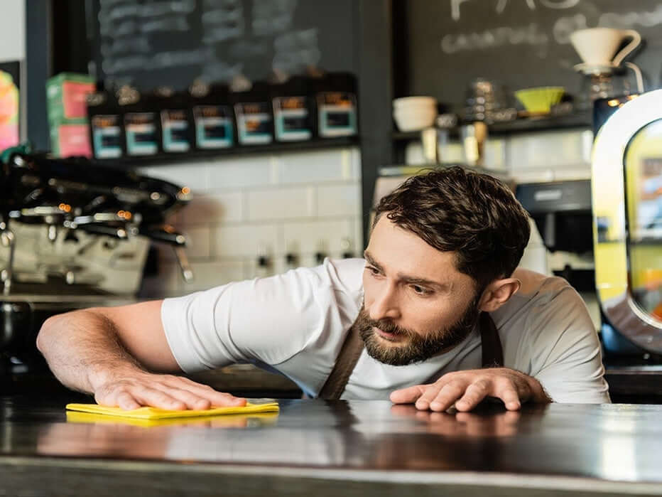 Dai tavoli al bancone: perché è importante sanificare un bar e come farlo