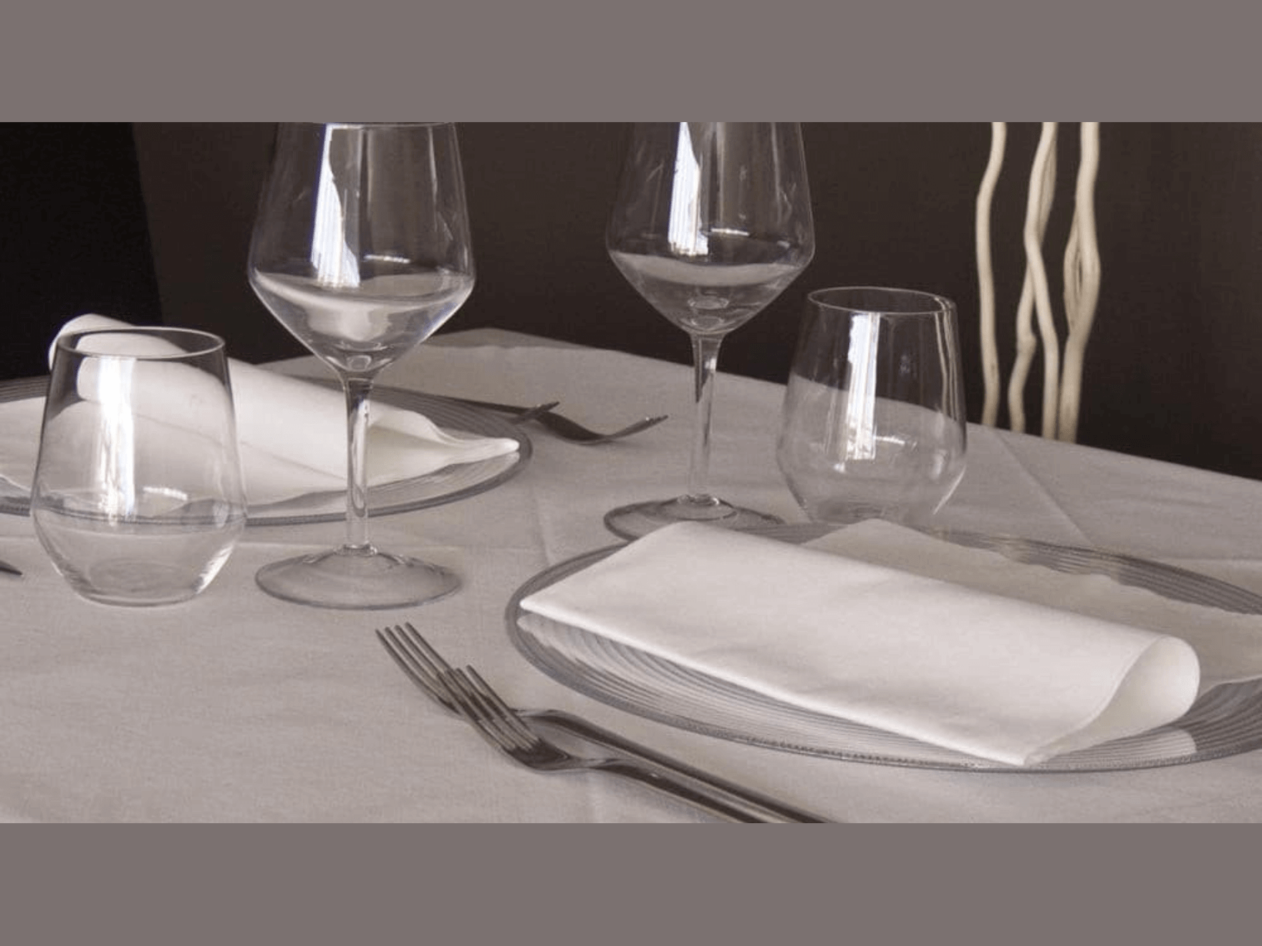Tovaglia Monouso 100×100 per Mise en Place Pratica e Igienica