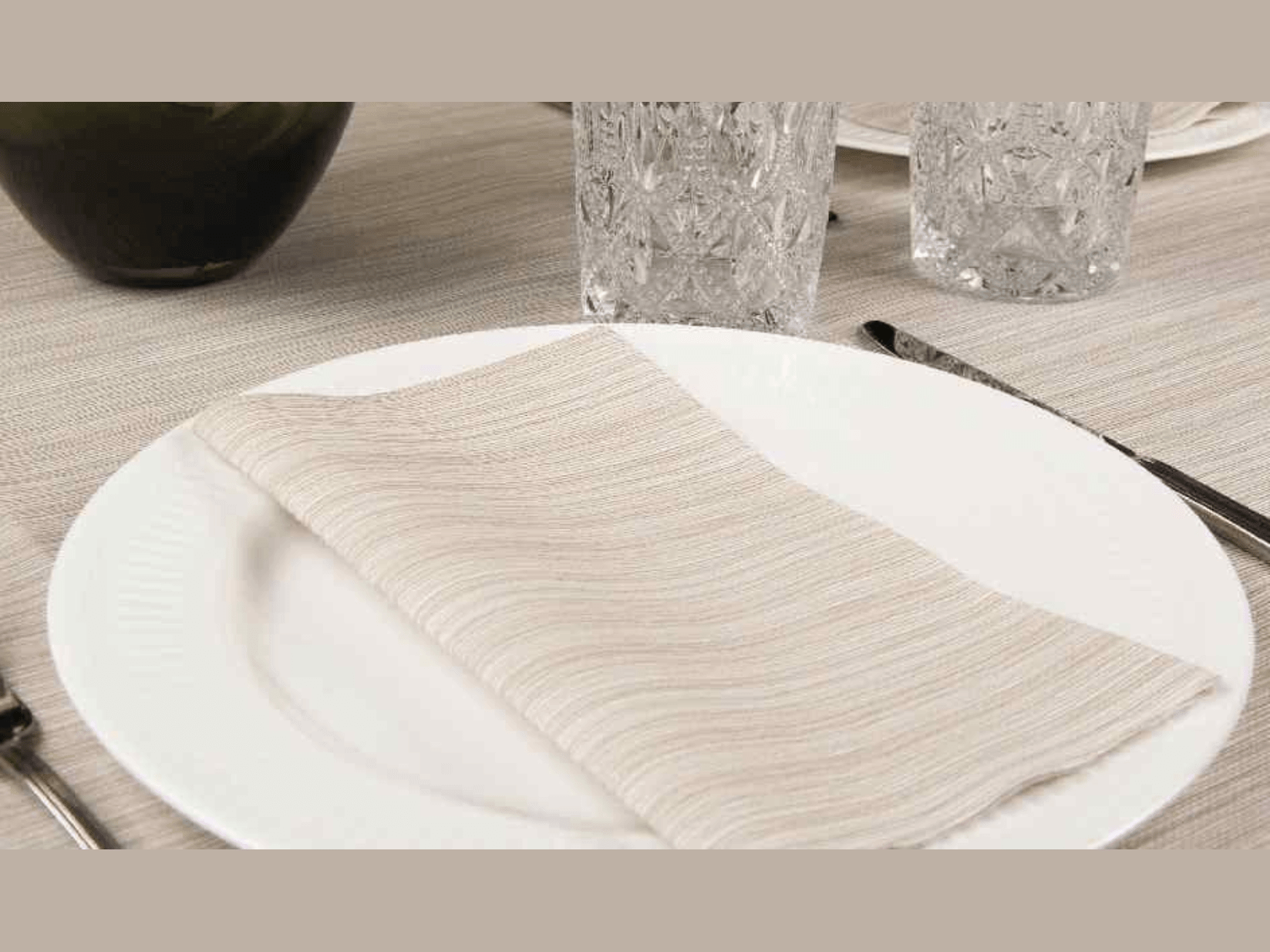 Tovaglioli in TNT 40x40 cm: Comfort, Stile e Risparmio per la Ristorazione