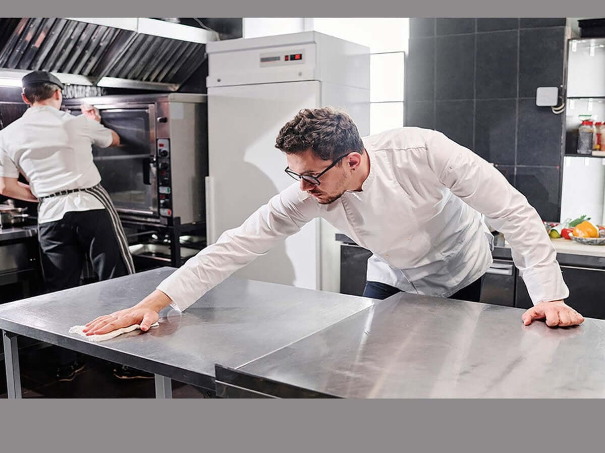 Dal forno ai pavimenti. Ecco come pulire la cucina di un ristorante