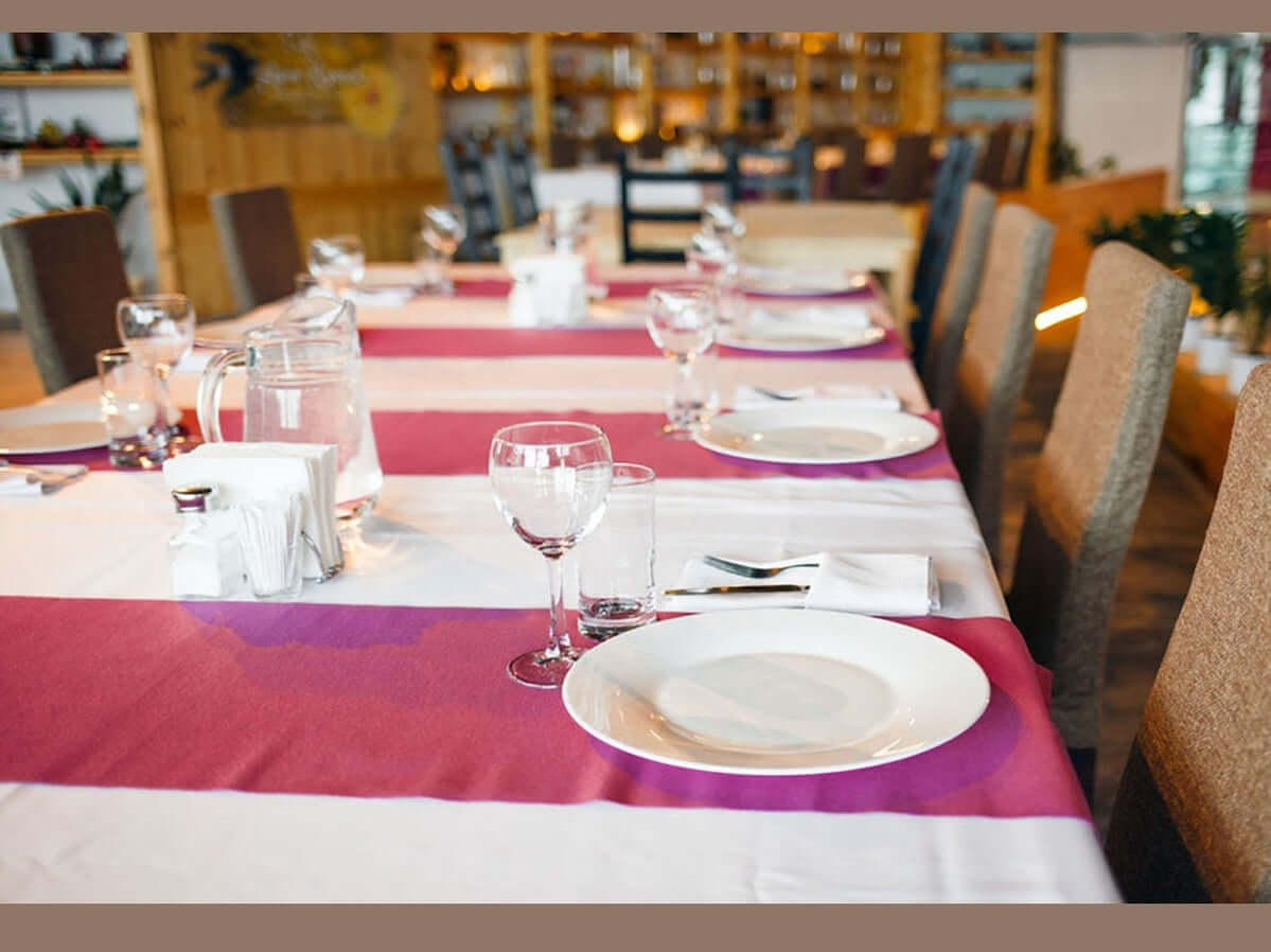 Tovaglia o runner? Che differenza c'è e quale scegliere per il tuo locale