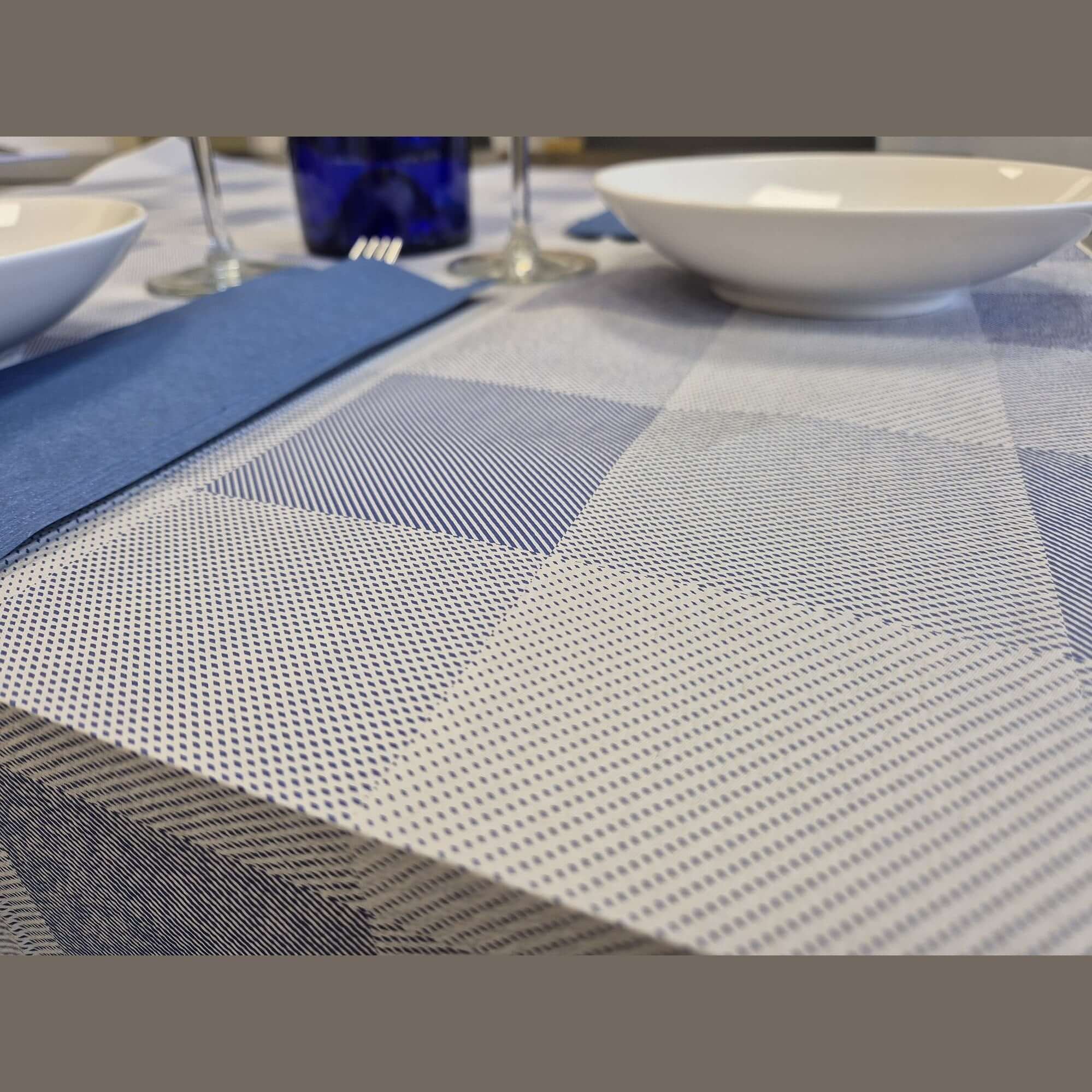 Tovaglia in Carta Quadro Blu Goffrata Airwave da mt. 1 x 1 - 200 pz.