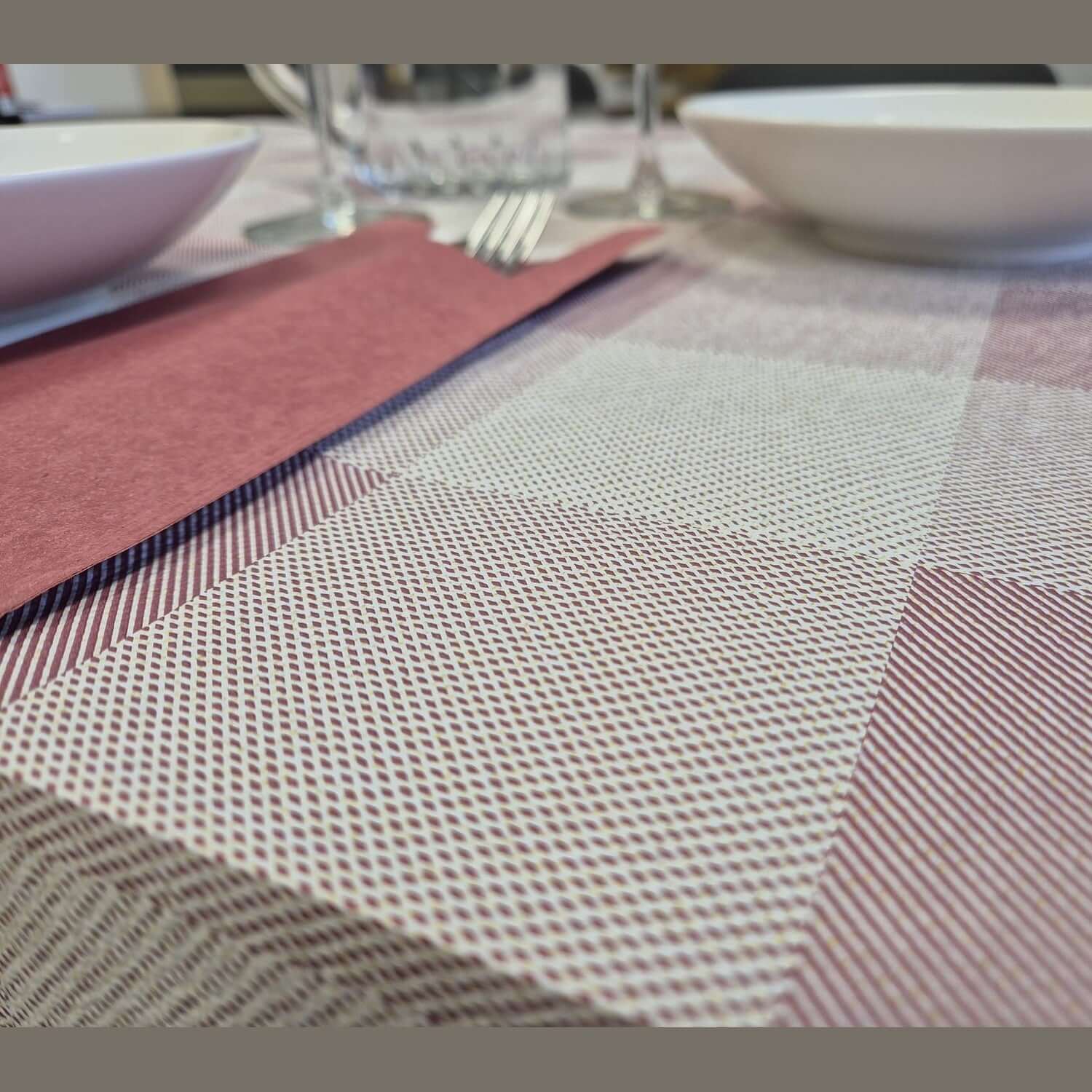 Tovaglia in Carta Quadro Bordeaux Goffrata Airwave da mt. 1 x 1 - 200 pz.