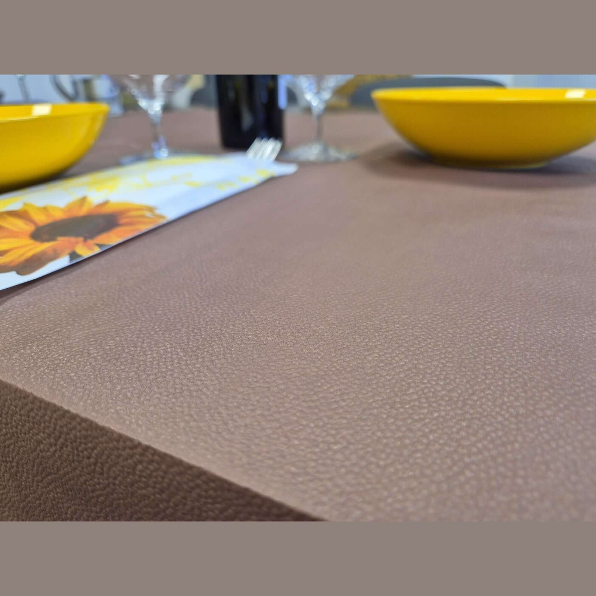 Tovaglia in Carta Fondo Pieno Marrone Goffrata Airwave da mt. 1 x 1 - 200 pz.