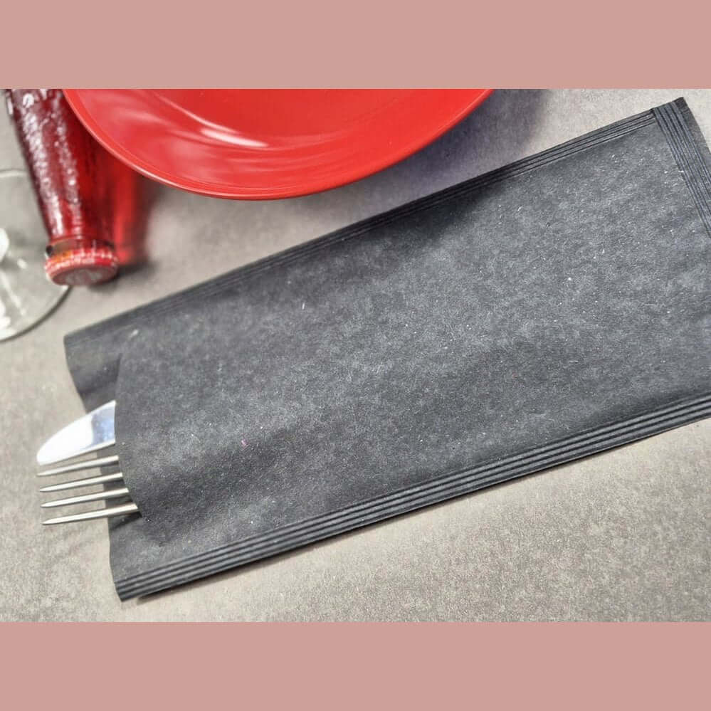Busta portaposate in carta paglia nera con tovagliolo Airwave – 1000 pz.