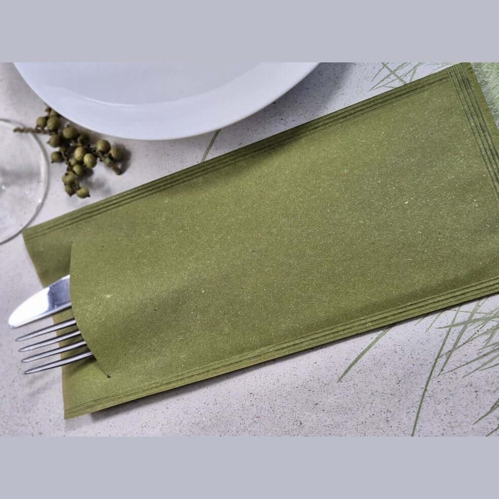 Busta portaposate Airwave in carta paglia verde con tovagliolo – 1000 pz.