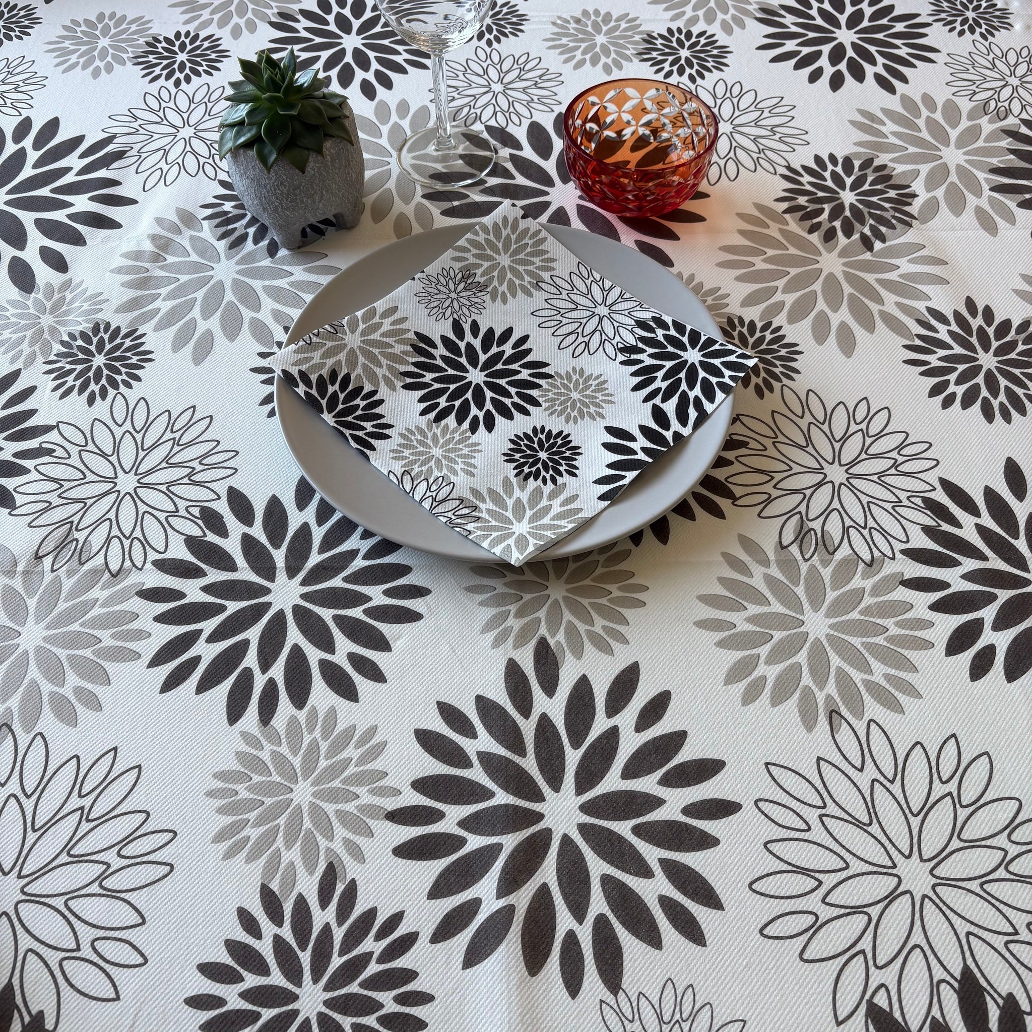 Tovaglia Tnt Nuovo Flo Nero Ecosuperior cm. 100x100 – 100 pz.
