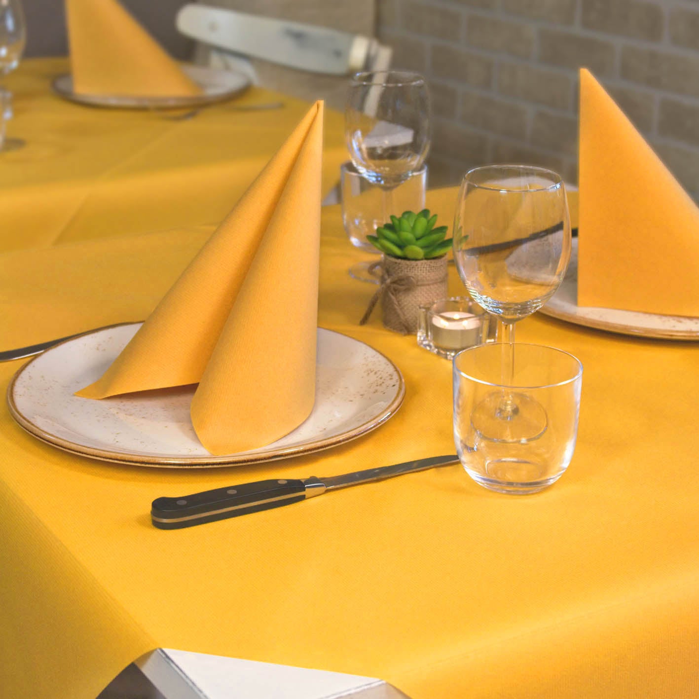 Tovaglia Tnt Arancio Superior cm. 100X100 - 100 pz.