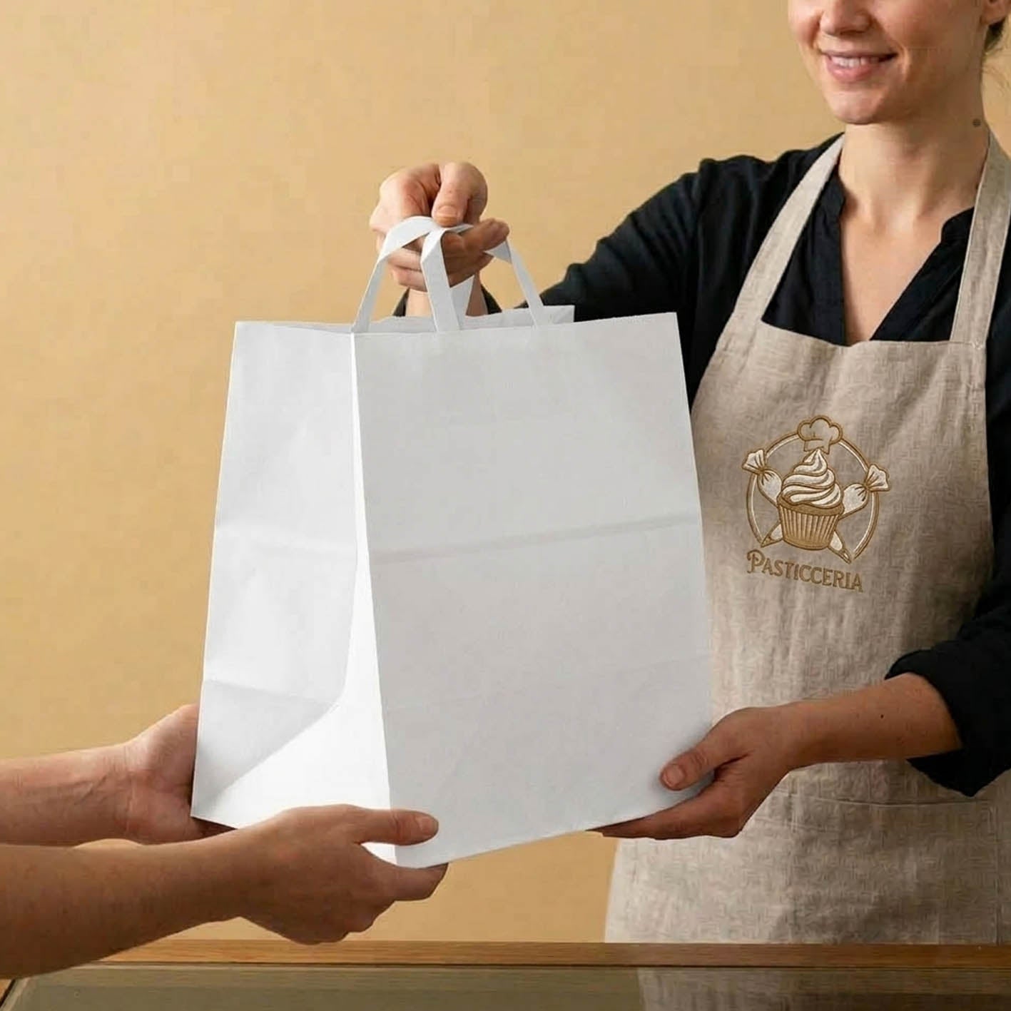 Busta shopper in carta da cm. 32+20x33h con manico piatto - 100 pz.