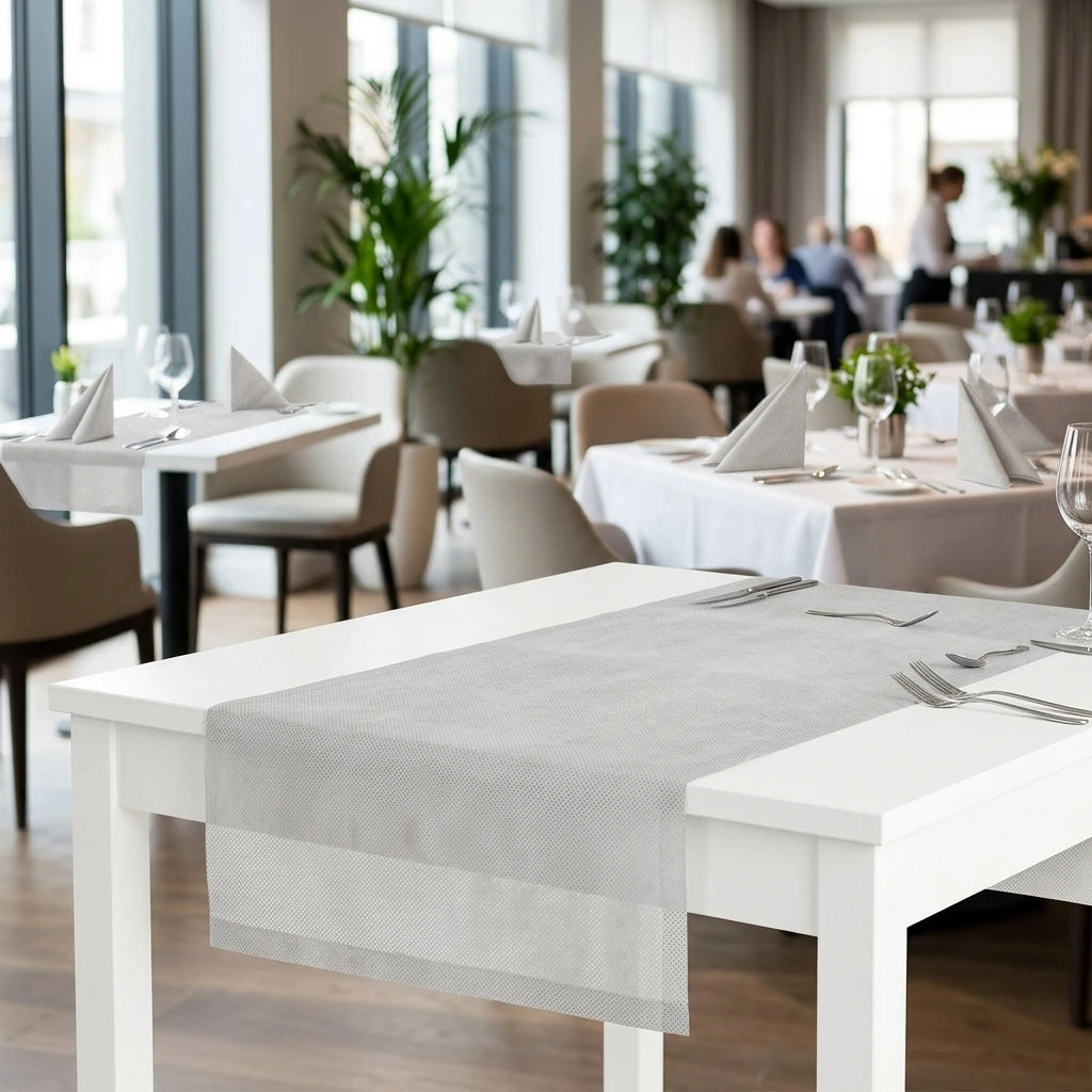 Runner Tnt Ella Grigio Perla Micro cm. 120X48 - 200 pz. | Vorrei che i prodotti selezionati siano ambientati in un bel ristorante luminoso e realistico, sono tutti runner monouso in tessuto non tessuto pertanto non dev