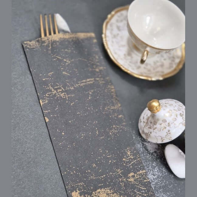 Busta portaposate Rusty Slim nera in carta paglia con tovagliolo Airwave – 1000 pz.