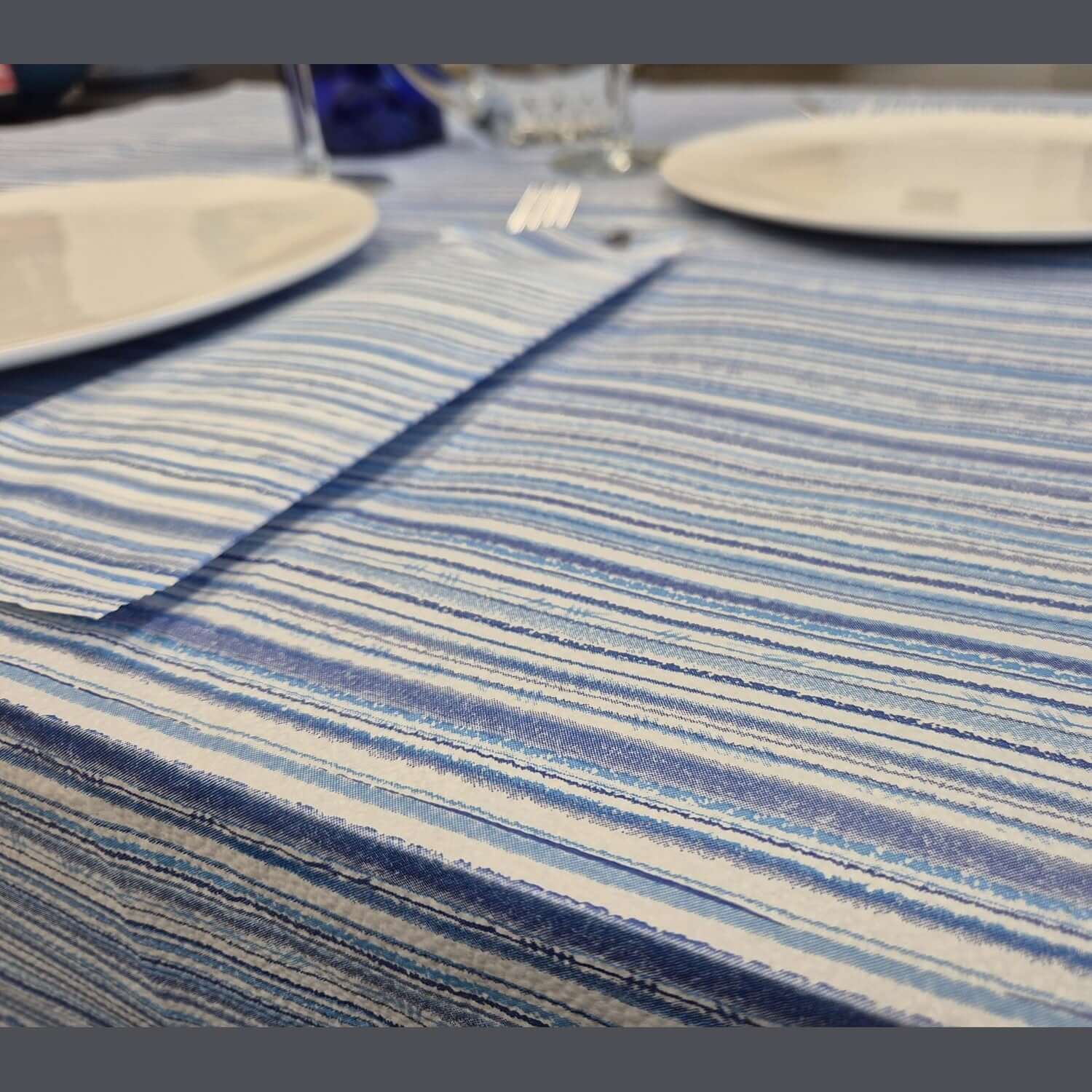 Tovaglia in Carta Righe Blu Goffrata Airwave da mt. 1 x 1 - 200 pz.