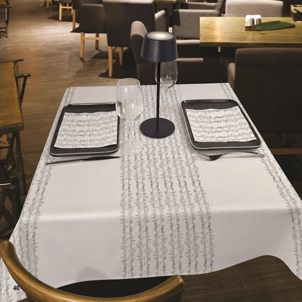 Tovagliolo Tnt City Nero Superior cm. 40x40 – 800 pz. | Vorrei una foto dove rimane tutto assolutamente e totalmente uguale, devi cambiare solamente l'angolazione della foto.
